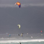 Kiter und Windsurfer im Kahana Beach Park