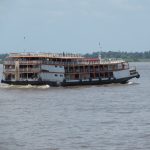 Vorbei fahrendes Passagierboot auf dem Amazonas
