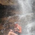 Gabi duscht unter dem Wasserfall