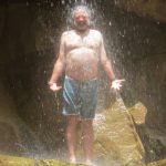 Jan steht unter der Wasserfall Dusche